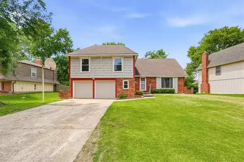 9726 Winslow Pl, Kansas City, MO 64131