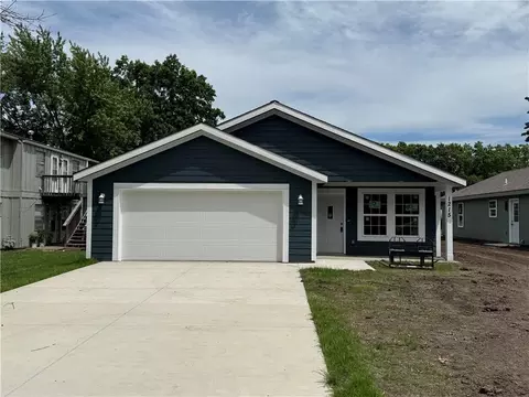 1215 S Maple St, Ottawa, KS 66067