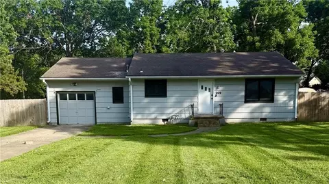 209 NE Maple St, Lees Summit, MO 64063