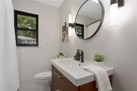 Bath - 209 NE Maple St, Lees Summit, MO 64063 photo 2 of 3