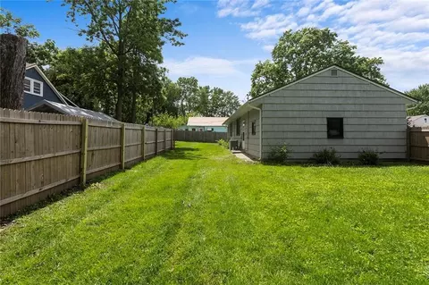 Exterior - 209 NE Maple St, Lees Summit, MO 64063 photo 4 of 5