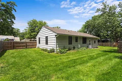 Exterior - 209 NE Maple St, Lees Summit, MO 64063 photo 2 of 5
