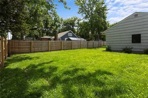 Exterior - 209 NE Maple St, Lees Summit, MO 64063 photo 3 of 5