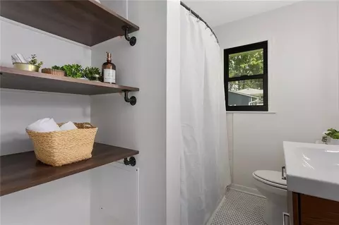 Bath - 209 NE Maple St, Lees Summit, MO 64063 photo 3 of 3