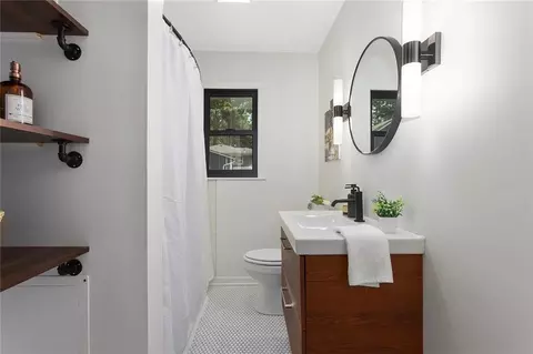 Bath - 209 NE Maple St, Lees Summit, MO 64063 photo 1 of 3