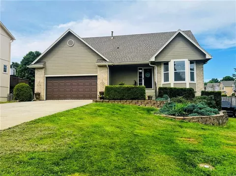 210 NE Lamplighter Ln, Blue Springs, MO 64014