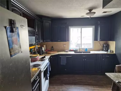 8828 Carriage Dr, Lenexa, KS 66215