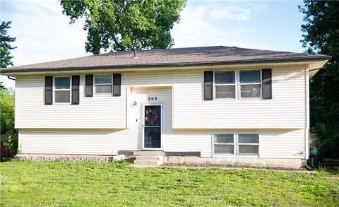 209 W Edgewood Dr, Edgerton, KS 66021