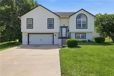 7902 Spring Valley Rd, Raytown, MO 64138