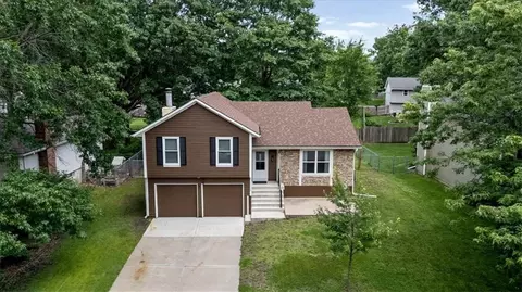 15109 S Seminole Dr, Olathe, KS 66062