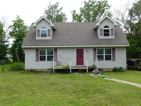 909 7th St, Mccune, KS 66753