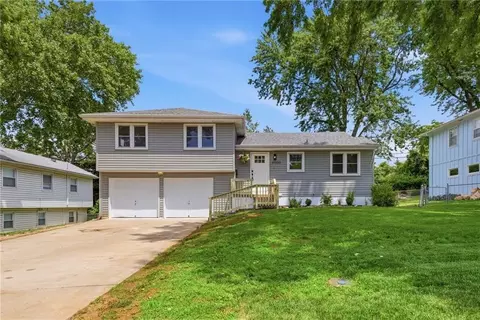 8900 W 69th St, Overland Park, KS 66204