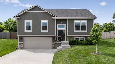 1115 SW 10th Ter, Oak Grove, MO 64075