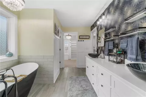 Bath - 23500 E 11th St, Independence, MO 64056 photo 5 of 6