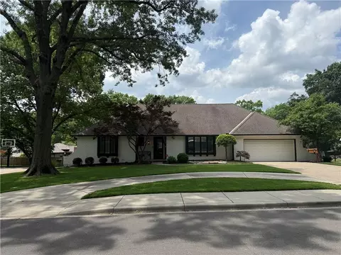 8016 Fontana St, Prairie Village, KS 66208