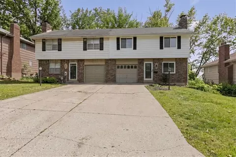 3701 NE 67th St, Gladstone, MO 64119