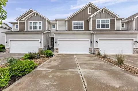 3723 SW Walsh Dr, Lees Summit, MO 64082