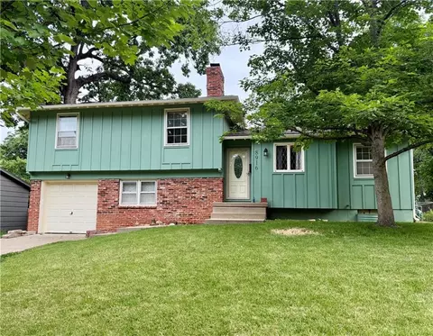 8916 W 71st St, Overland Park, KS 66204