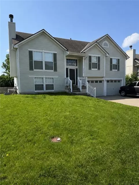 14648 Laquinta Dr, Grandview, MO 64030