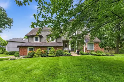 2229 W 121st St, Leawood, KS 66209