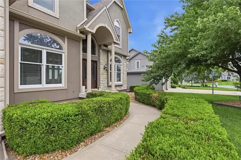 2808 SW Arthur Dr, Lees Summit, MO 64082