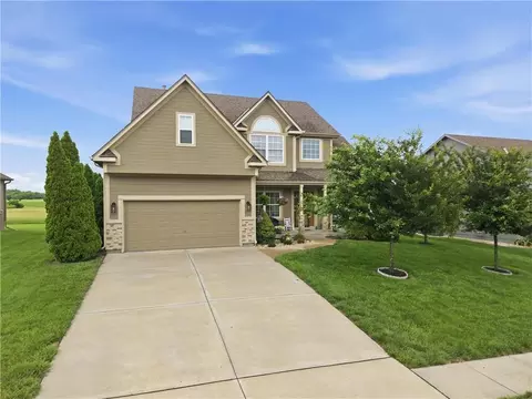 10806 Country Ln, Peculiar, MO 64078