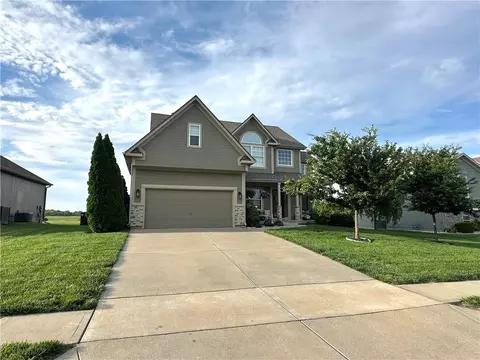 10806 Country Ln, Peculiar, MO 64078