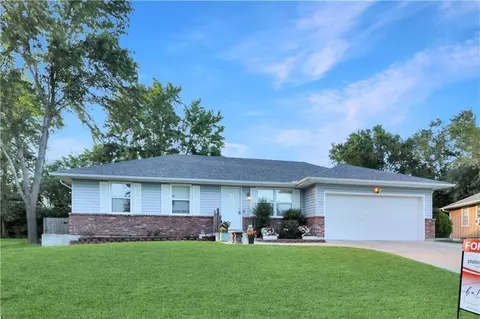 926 Ridge Dr, Warrensburg, MO 64093