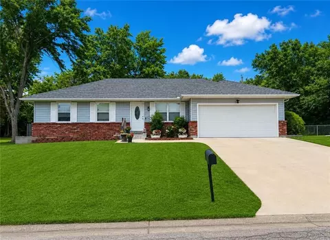 926 Ridge Dr, Warrensburg, MO 64093
