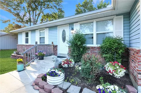 926 Ridge Dr, Warrensburg, MO 64093
