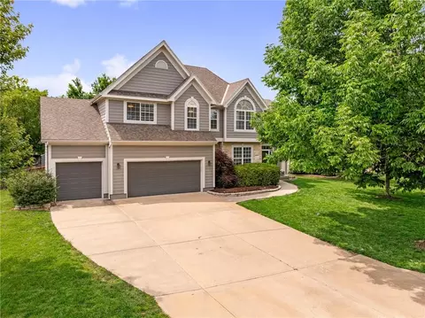 10122 Theden Cir, Lenexa, KS 66220