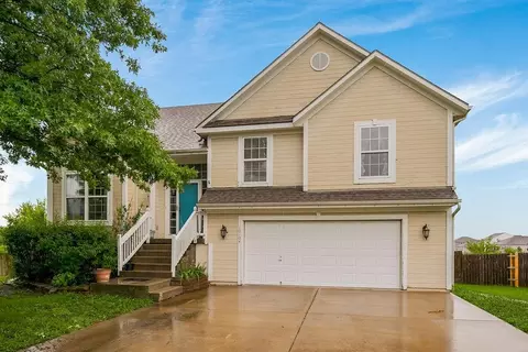 10104 E 219th Ter, Peculiar, MO 64078