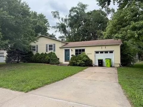 9204 W 99th Ter, Overland Park, KS 66212