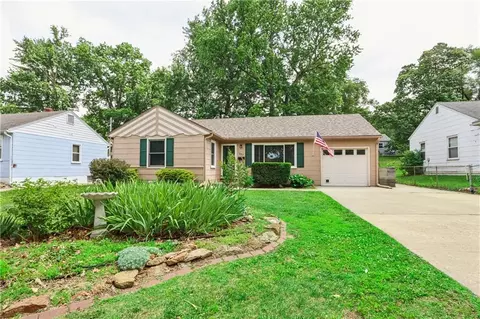 607 NE 67th Pl, Gladstone, MO 64118