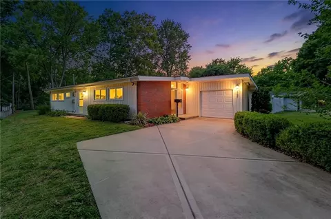 1303 NE 66th St, Gladstone, MO 64118