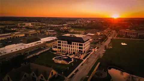 4951 W 134 St #301, Leawood, KS 66209