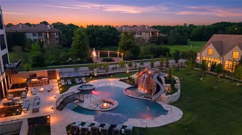 4951 W 134 St #301, Leawood, KS 66209