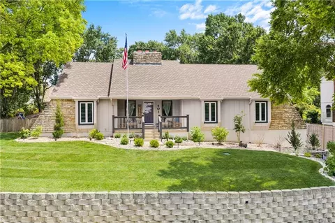401 NE Landings Dr, Lees Summit, MO 64064
