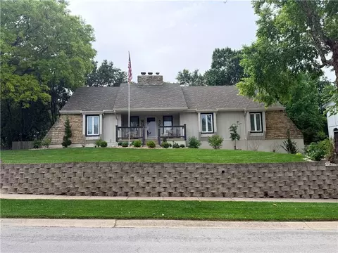 401 NE Landings Dr, Lees Summit, MO 64064