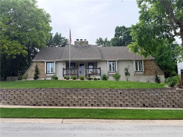 401 NE Landings Dr, Lees Summit, MO 64064