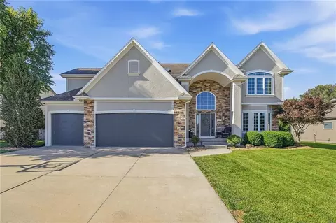 1625 NE Shadow Valley Dr, Lees Summit, MO 64064