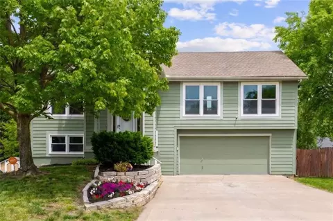 808 SW Daney Dr, Lees Summit, MO 64081