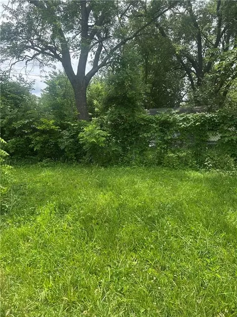 308 E 2nd St, Pomona, KS 66076