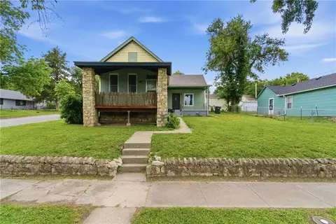 932 Dakota St, Leavenworth, KS 66048