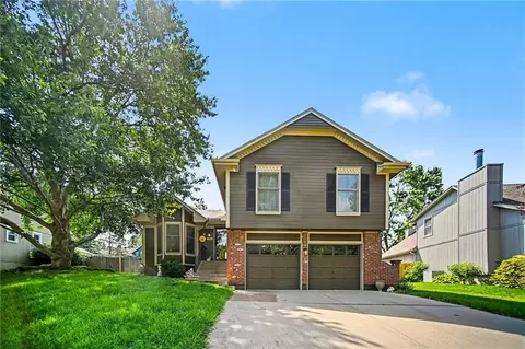 916 NW Heatherwood Dr, Blue Springs, MO 64015