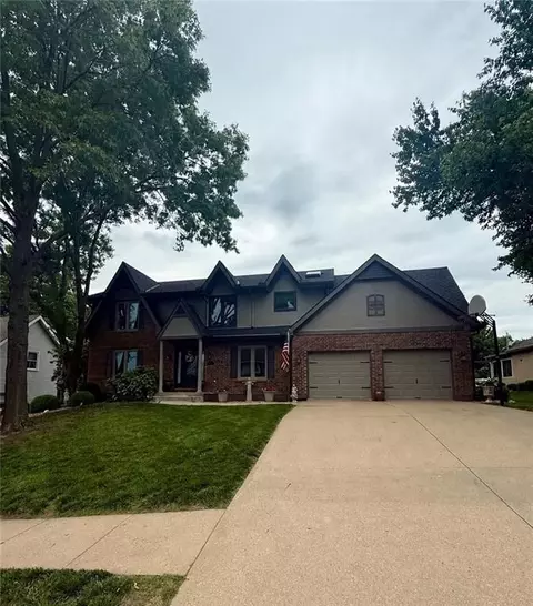 1208 Tanglewood St, Leavenworth, KS 66048