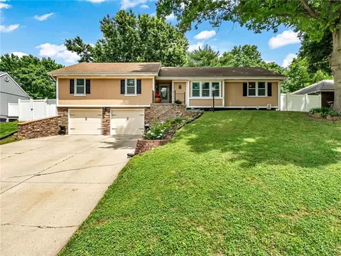 3137 Lakeview Cir, Leavenworth, KS 66048