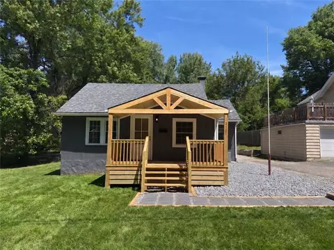 2701 Karnes Rd, Saint Joseph, MO 64505