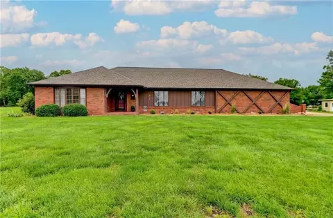 917 Country Club Dr, Butler, MO 64730