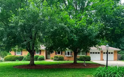 922 Ridgeway Dr, Liberty, MO 64068
